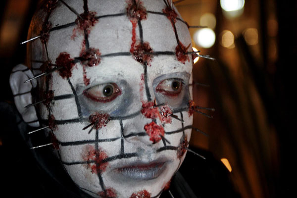 A man dressed as a character from the movie Hellraiser takes part in the &apos;Halloween Party 2010&apos; in Bogota, Oct 29, 2010. [China Daily/Agencies]