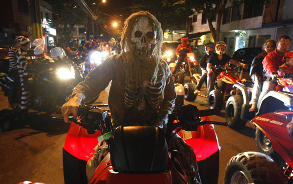 A man dressed as a skeleton participates in the &apos;Moto Halloween Party 2010&apos; in Cali, Oct 28, 2010. [China Daily/Agencies]