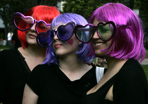 Women wearing funny glasses pose during the &apos;Halloween Party 2010&apos; in Bogota, Oct 29, 2010. [China Daily/Agencies]