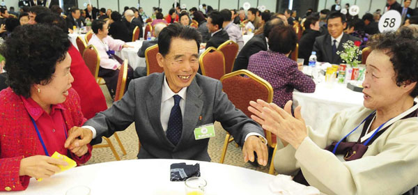 DPRK&apos;s Jung Gee-jyoung (C) meets his ROK&apos;s sisters during an inter-Korean temporary family reunions at Mount Kumgang resort in DPRK, Oct 30, 2010. [China Daily/Agencies] 