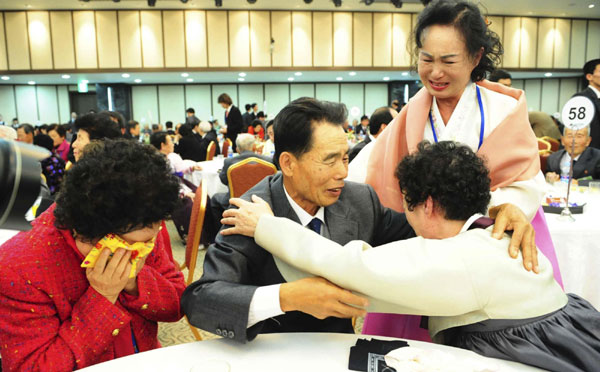 Relatives cry during an inter-Korean temporary family reunion at Mount Kumgang resort in DPRK, Oct 30, 2010. [China Daily/Agencies]