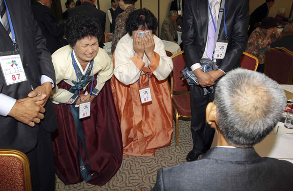 Relatives cry during an inter-Korean temporary family reunion at Mount Kumgang resort in DPRK, Oct 30, 2010. [China Daily/Agencies]