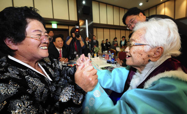 ROK&apos;s Kim Rye-jung (R), 96, meets her DPRK&apos;s daughter Woo Jung-hye during inter-Korean temporary family reunions. [China Daily/Agencies] 