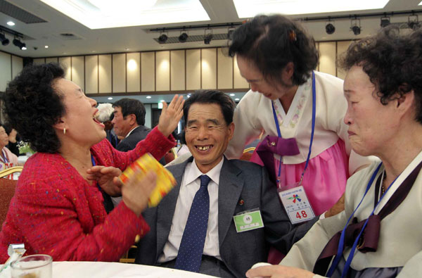 DPRK&apos;s Jung Gee-hyoung (C) meets his ROK&apos;s sisters during an inter-Korean temporary family reunion. [China Daily/Agencies]