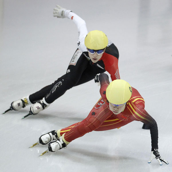 China&apos;s Zhou Yang (R) and Canada&apos;s Marie-Andree Mendes-Campeau compete in the women&apos;s 1500 meters semi-final at the ISU World Cup Short Track speed skating competitions in Quebec City, Oct 30, 2010. [China Daily/Agencies] 