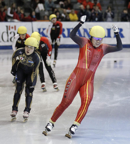 China&apos;s Zhou Yang (R) celebrates her victory at the women&apos;s 1500 meters final at the ISU World Cup Short Track speed skating competition in Quebec City, October 30, 2010. Also pictured is Japan&apos;s Biba Sakurai who finshed third. [China Daily/Agencies]