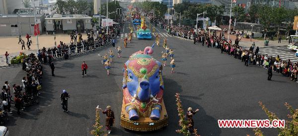 Last float parade at Shanghai Expo