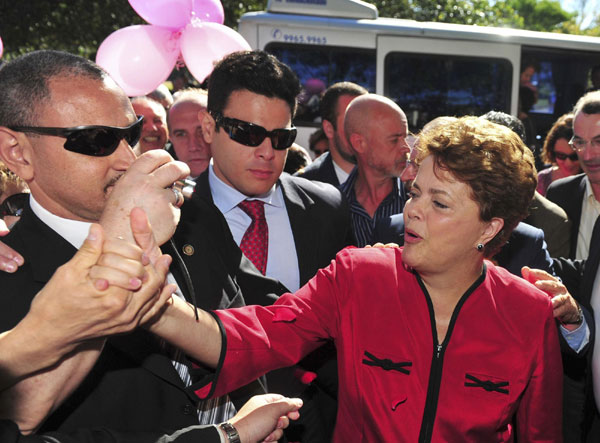 Dilma Rousseff, Brazil&apos;s presidential candidate from the ruling Workers&apos; Party, arrives for vote in Porto Alegre, Oct 31, 2010. Dilma Rousseff, presidential candidate for Brazil&apos;s ruling Workers Party (PT), was officially declared president-elect Sunday by the Superior Electoral Tribunal (SET). [China Daily/Agencies]