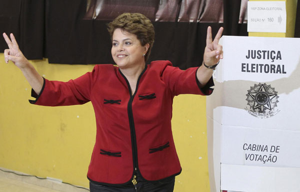 Dilma Rousseff, Brazil&apos;s presidential candidate for the ruling Workers&apos; Party, gestures as she leaves a voting booth in Porto Alegre, Oct 31, 2010. [China Daily/Agencies]