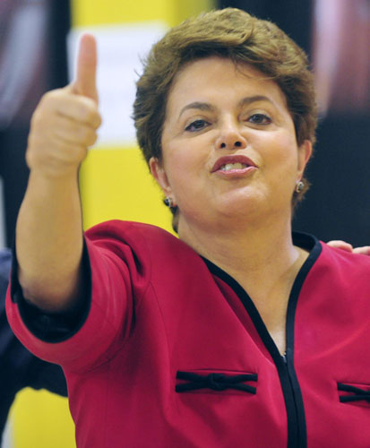 Brazil&apos;s presidential candidate for the ruling Workers&apos; Party Dilma Rousseff gestures as she leaves a voting booth in Porto Alegre, Oct 31, 2010. [China Daily/Agencies] 
