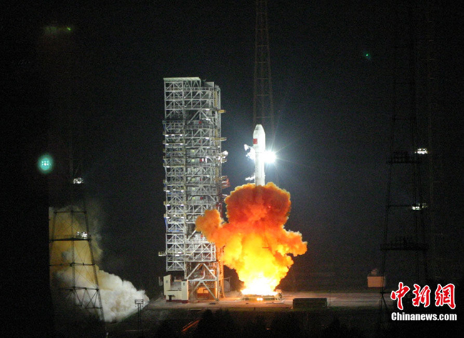 Long March 3C rocket carrying China&apos;s 6th Beidou navigation satellite lifts off from the launch pad at the Xichang Satellite Launch Center in southwest China&apos;s Sichuan Province, at 00:26 (Beijing time) on Nov. 1, 2010. [Chinanews.com]