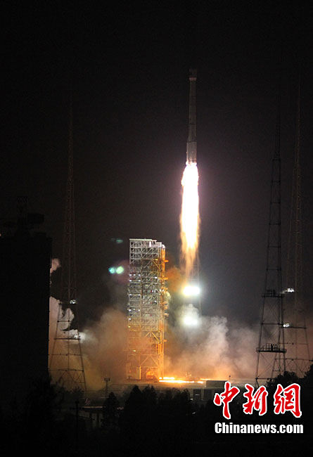 Long March 3C rocket carrying China&apos;s 6th Beidou navigation satellite lifts off from the launch pad at the Xichang Satellite Launch Center in southwest China&apos;s Sichuan Province, at 00:26 (Beijing time) on Nov. 1, 2010. [Chinanews.com]