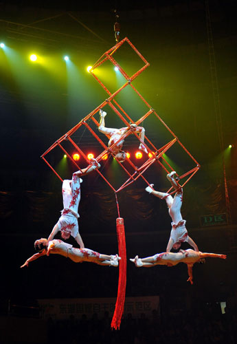 Acrobats from Shenyang, the capital of Northeast China&apos;s Liaoning province, perform during the international art festival in Wuhan, Oct 31, 2010. [Xinhua]