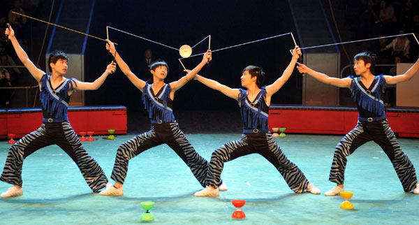 Performers from Taipei, Taiwan, play diabolos during an art festival in Wuhan on Sunday. [Xinhua]