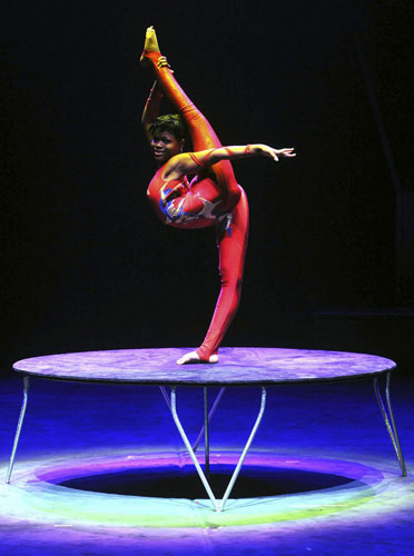 An acrobat from South Africa performs during the international art festival, Oct 31, 2010. [Xinhua]