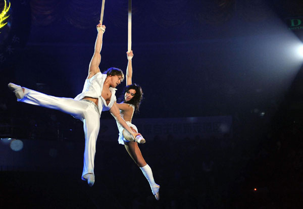 Ukrainian acrobats perform during the international art festival in Wuhan, Oct 31, 2010. [Xinhua]