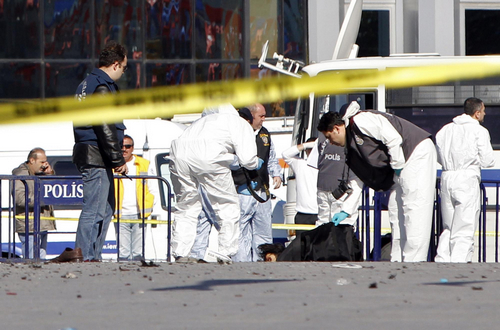 Police forensic officers inspect the scene of a suspected suicide bombing Istanbul&apos;s central Taksim Square October 31, 2010. The suspected suicide bomber injured 22 people on Sunday, Turkish media reported. The attacker appeared to be male, Istanbul police chief Huseyin Capkin said. It was unclear if the bomber had been killed by the explosion.[China Daily/Agencies]