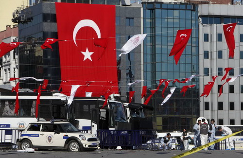 Police forensic officers inspect the scene of a suspected suicide bombing near police vehicles in central Istanbul&apos;s Taksim Square October 31, 2010. A suspected suicide bomber wounded 22 people in the centre of Turkey&apos;s biggest city on Sunday in an attack targeting police.[China Daily/Agencies]