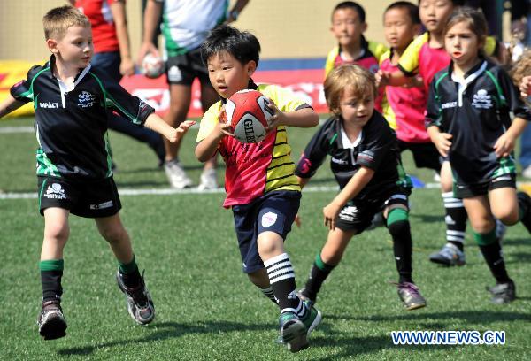 Young players compete in a rugby match in Hong Kong, south China, Oct. 30, 2010. About 3,000 players between the ages of four and 12 from countries and regions including Hong Kong of China, Singapore and Malaysia attended 410 rugby matches in Hong Kong from 9 a.m. local time (0100 GMT) to 2 p.m. local time (0600 GMT), breaking the current Guinness world record of 832 players from 95 teams. [Xinhua] 