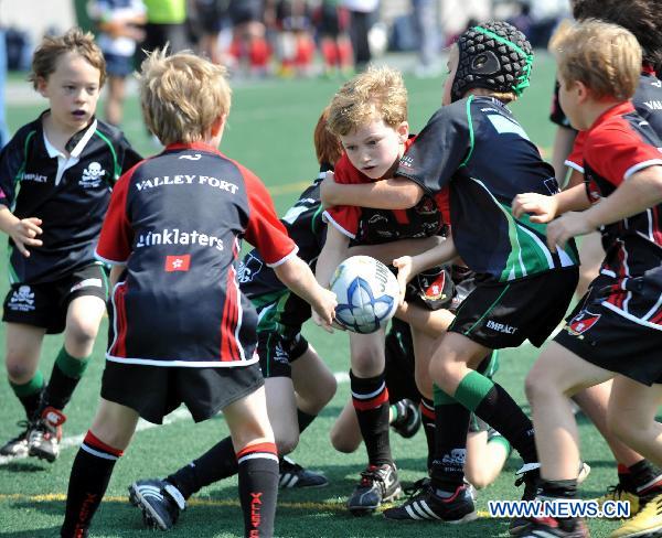 Young players compete in a rugby match in Hong Kong, south China, Oct. 30, 2010. About 3,000 players between the ages of four and 12 from countries and regions including Hong Kong of China, Singapore and Malaysia attended 410 rugby matches in Hong Kong from 9 a.m. local time (0100 GMT) to 2 p.m. local time (0600 GMT), breaking the current Guinness world record of 832 players from 95 teams. [Xinhua] 