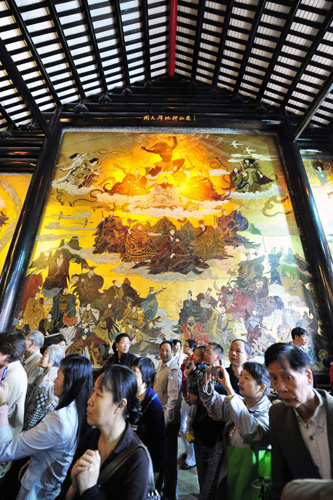 People visit the mural inside Chenghuang Temple in Guangzhou, Oct 30, 2010. [Xinhua]