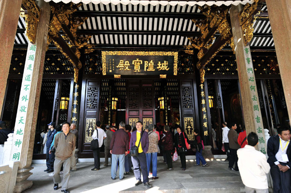 People visit the inside of Chenghuang Temple in Guangzhou, Oct 30, 2010. [Xinhua]