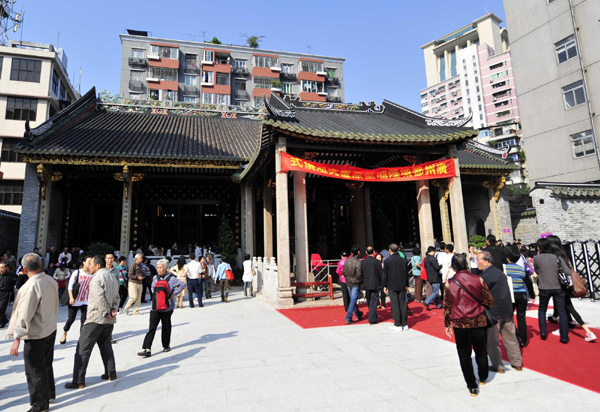 People visit Chenghuang Temple in Guangzhou, Oct 30, 2010. [Xinhua] 