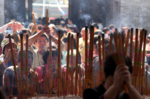 Visitors offer incense at Chenghuang Temple in Guangzhou, Oct 30, 2010. [China Daily]