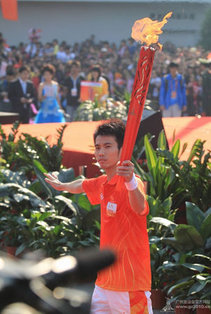 No. 1 torchbearer Wu Jun, a National Games diving champion  