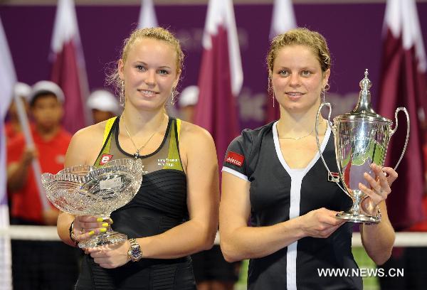 Kim Clijsters (R) of Belgium and Caroline Wozniacki of Denmark hold their trophies after their final match at the WTA Tour Championships in Doha, Qatar, Oct. 31, 2010. (Xinhua/Chen Shaojin)