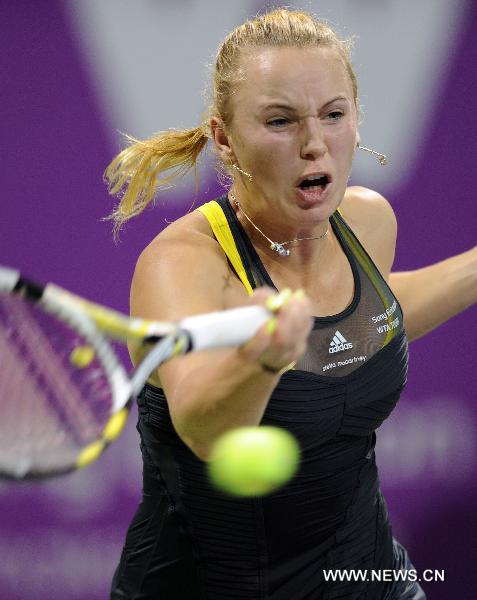 Caroline Wozniacki of Denmark hits a return to Kim Clijsters of Belgium during their final match at the WTA Tour Championships in Doha, Qatar, Oct. 31, 2010. Wozniacki lost 1-2. (Xinhua/Chen Shaojin)