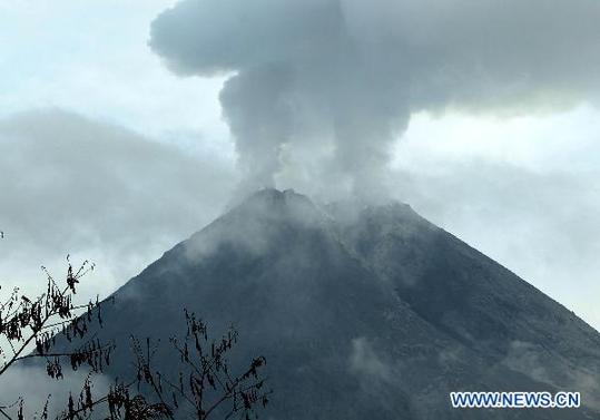 Photo taken on Oct. 31, 2010 shows Mount Merapi volcano spewing smoke in Central Java of Indonesia. Local administration in Indonesia said 21 volcanos in the nation turned unstable, 18 of which might erupt. [Xinhua] 