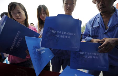 Rural residents in Chongqing attend a briefing organized by local authorities on switching household registration status. Some colleges in the municipality are allegedly forcing students to switch from rural to urban registration. Photo: IC