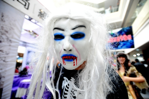 Shopping mall staffers wear scary makeup and wander among crowds in Shenyang, capital of Northeast China's Liaoning province on Oct 31,2010.[Photo/CFP]