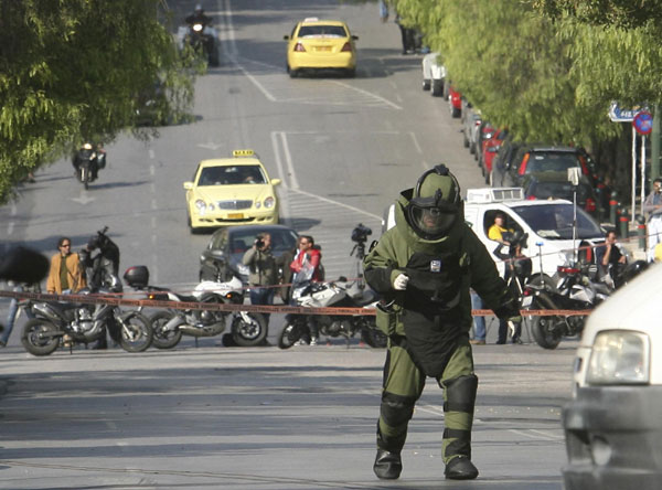 A police explosives expert arrives to detonate a suspicious package in Athens, Nov 1, 2010. [China Daily/Agencies] 