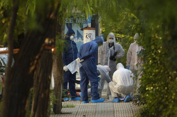 Police experts search for evidence outside a courier company where a package exploded in Athens, Nov 1, 2010. [China Daily/Agencies] 