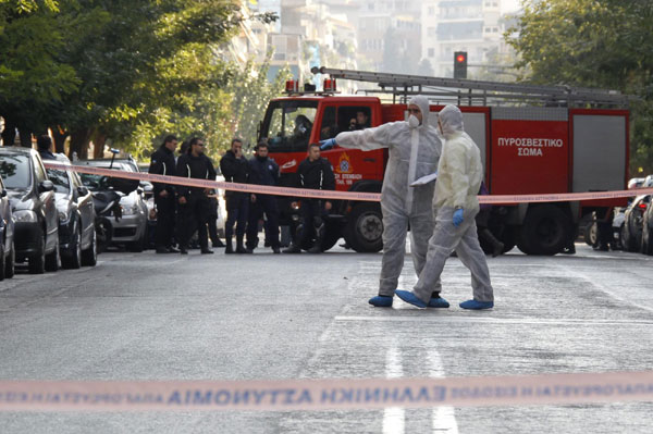 Police experts search for evidence outside a courier company where a package exploded in Athens, Nov 1, 2010. [China Daily/Agencies] 