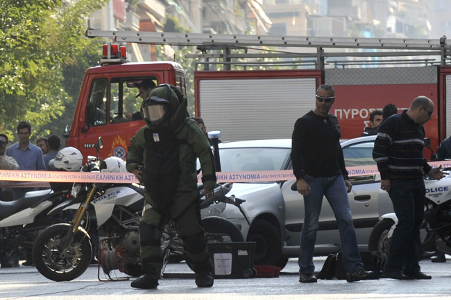 A police explosives expert arrives to detonate a suspicious package in Athens, Nov 1, 2010. [Xinhua] 