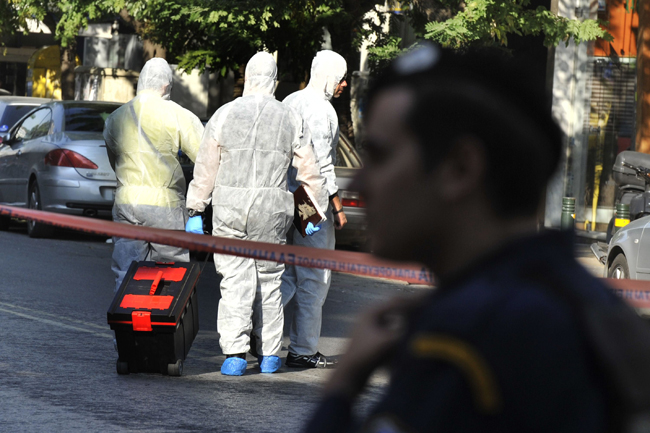 Police experts search for evidence outside a courier company where a package exploded in Athens, Nov 1, 2010. [Xinhua] 