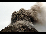 Photo taken on Nov. 1, 2010 shows Mount Merapi volcano spewing smoke in Central Java of Indonesia. Indonesia's volcano in Central Java is erupting again now on Monday, starting at 10:02 a.m. Jakarta time (0302 GMT) and spewing hot ash up to 1, 000 meters high, an official at Volcanology and Mitigation Agency in Yogyakarta said. [Xinhua]