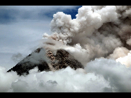 Photo taken on Nov. 1, 2010 shows Mount Merapi volcano spewing smoke in Central Java of Indonesia. [Xinhua]