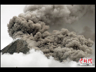 Photo taken on Nov. 1, 2010 shows Mount Merapi volcano spewing smoke in Central Java of Indonesia. [Xinhua]