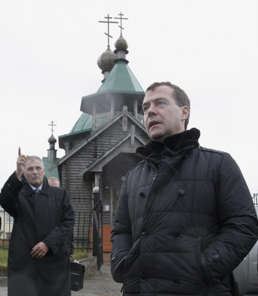 Russia&apos;s President Dmitry Medvedev (R) and Sakhalin region Governor Alexander Khoroshavi talk in front of a church on Kunashiri Island, one of four islands known as the Southern Kuriles in Russia and Northern Territories in Japan, November 1, 2010. Russian President Dmitry Medvedev Monday visited Kunashiri Island, one of the Russian-held islands also claimed by Japan [China Daily/Agencies] 