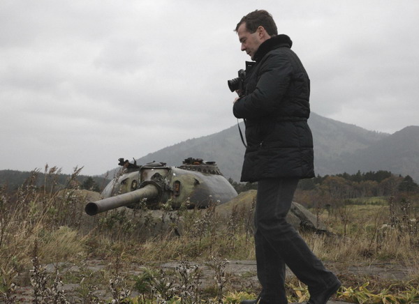 Russia&apos;s President Dmitry Medvedev visits a church on Kunashiri Island, one of four islands known as the Southern Kuriles in Russia and Northern Territories in Japan, November 1, 2010. [China Daily/Agencies]