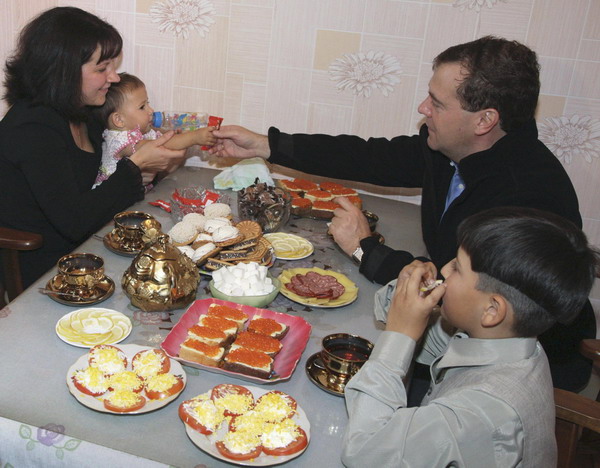  Russia&apos;s President Dmitry Medvedev visits a church on Kunashiri Island, one of four islands known as the Southern Kuriles in Russia and Northern Territories in Japan, November 1, 2010. [Photo/Agencies]