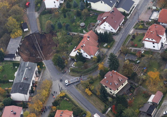 A general view of a large crater that appeared in the early hours in the central German town of Schmalkalden, November 1, 2010. A huge crater measuring 30 by 40 metres has opened up in the middle of a residential estate, according to local police.[China Daily/Agencies] 