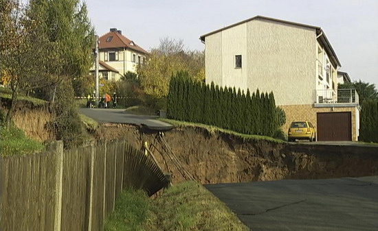 A still image taken from Reuters video shows a crater that appeared in the early hours in the central German town of Schmalkalden, November 1, 2010.[China Daily/Agencies] 