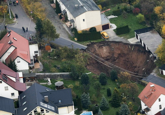 A general view of a large crater that appeared in the early hours in the central German town of Schmalkalden, November 1, 2010.[China Daily/Agencies] 