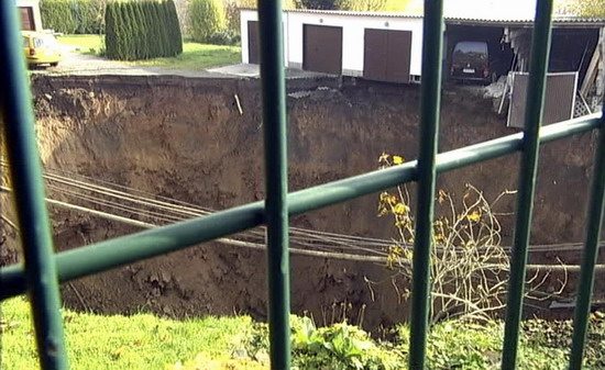 A still image taken from Reuters video shows a crater that appeared in the early hours in the central German town of Schmalkalden, November 1, 2010.[China Daily/Agencies] 