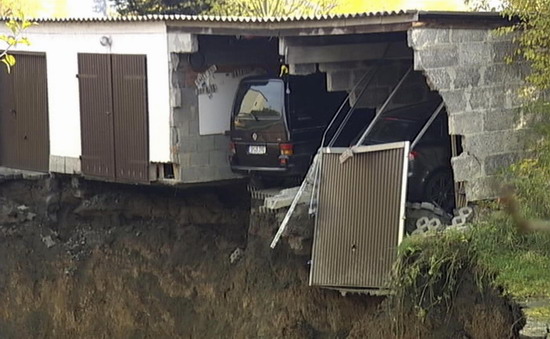 A still image taken from Reuters video shows a crater that appeared in the early hours in the central German town of Schmalkalden, November 1, 2010.[China Daily/Agencies] 